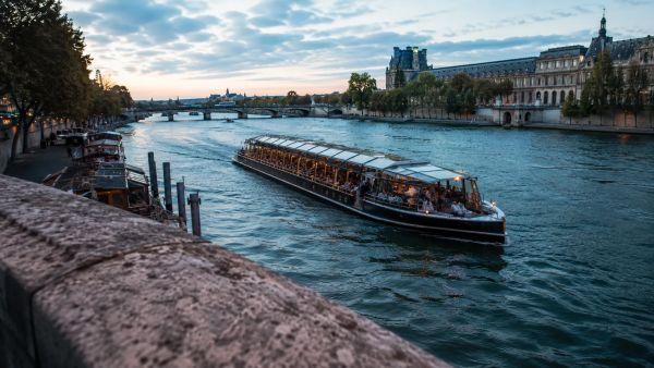 Dîner croisière Paris horaires : toutes les informations pour une expérience unique